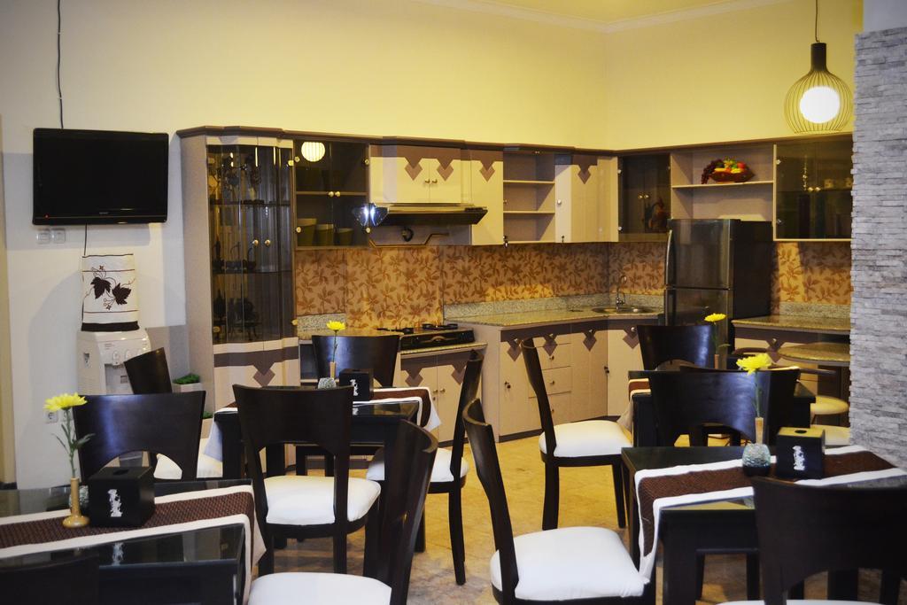 Srikandi Guesthouse Malang Ngoại thất bức ảnh